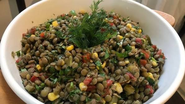 Sıvı Sumaklı Yeşil Mercimek Salatası